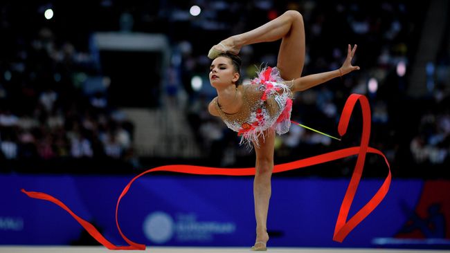 Дина Аверина выполняет упражнение с лентой в финале соревнований по художественной гимнастике на II Европейских играх в Минске Дина Аверина выполняет упражнение с лентой в финале соревнований по художественной гимнастике на II Европейских играх в Минске
