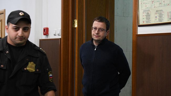 Экс-директор департамента развития бизнеса автодилера Рольф Анатолий Кайро в Басманном суде. 28 июня 2019 Экс-директор департамента развития бизнеса автодилера Рольф Анатолий Кайро в Басманном суде. 28 июня 2019