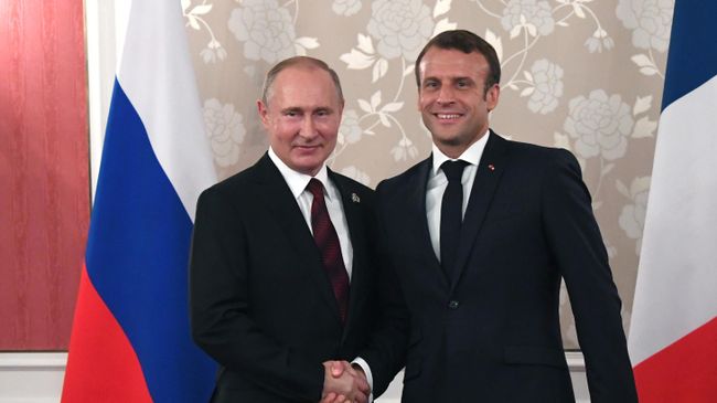 Президент РФ Владимир Путин и президент Франции Эммануэль Макрон во время встречи на полях саммита Группы двадцати в Осаке. 28 июня 2019 Президент РФ Владимир Путин и президент Франции Эммануэль Макрон во время встречи на полях саммита Группы двадцати в Осаке. 28 июня 2019