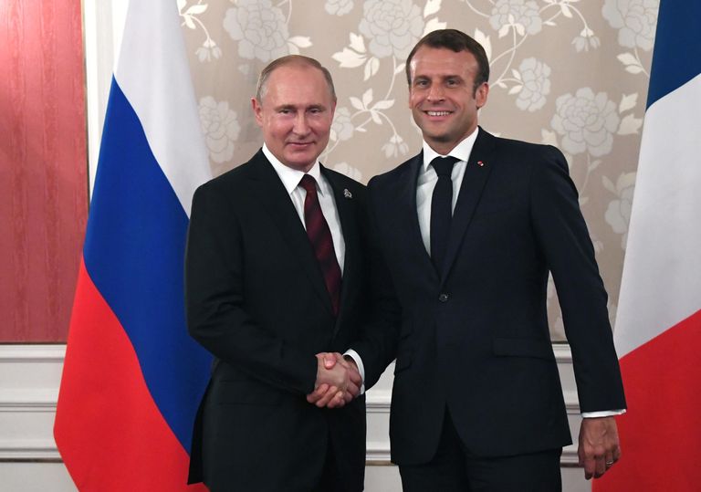 Президент РФ Владимир Путин и президент Франции Эммануэль Макрон во время встречи на полях саммита Группы двадцати в Осаке. 28 июня 2019