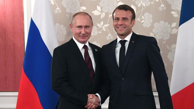 Президент РФ Владимир Путин и президент Франции Эммануэль Макрон