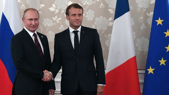 Президент РФ Владимир Путин и президент Франции Эммануэль Макрон во время встречи на полях саммита Группы двадцати в Осаке. 28 июня 2019 Президент РФ Владимир Путин и президент Франции Эммануэль Макрон во время встречи на полях саммита Группы двадцати в Осаке. 28 июня 2019