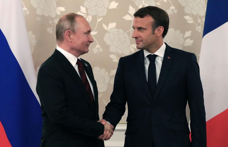 Президент РФ Владимир Путин и президент Франции Эммануэль Макрон во время встречи на полях саммита Группы двадцати в Осаке. 28 июня 2019