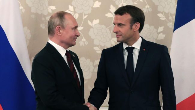 Президент РФ Владимир Путин и президент Франции Эммануэль Макрон во время встречи на полях саммита Группы двадцати в Осаке. 28 июня 2019 Президент РФ Владимир Путин и президент Франции Эммануэль Макрон во время встречи на полях саммита Группы двадцати в Осаке. 28 июня 2019