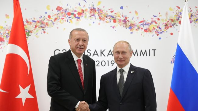 Президент РФ Владимир Путин и президент Турции Реджеп Тайип Эрдоган во время встречи на полях саммита Группы двадцати. 29 июня 2019 Президент РФ Владимир Путин и президент Турции Реджеп Тайип Эрдоган во время встречи на полях саммита Группы двадцати. 29 июня 2019