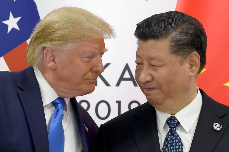 Президент США Дональд Трамп и председатель КНР Си Цзиньпин в ходе встречи на саммите G20 в Осаке. 29 июня 2019