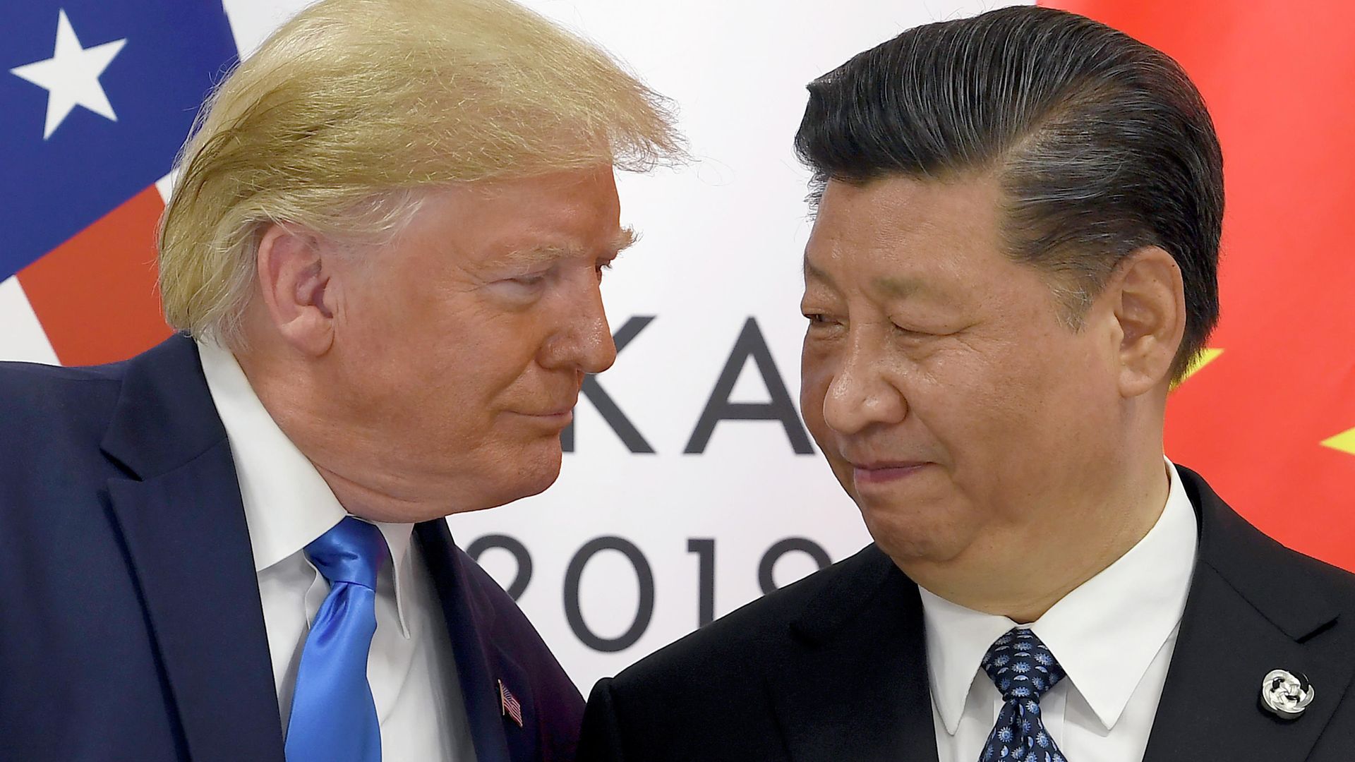 Президент США Дональд Трамп и председатель КНР Си Цзиньпин в ходе встречи на саммите G20 в Осаке. 29 июня 2019 - РИА Новости, 1920, 25.11.2024