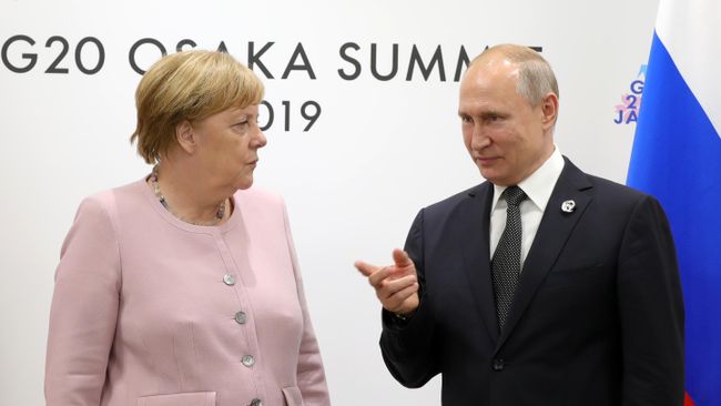 Президент РФ Владимир Путин и федеральный канцлер Германии Ангела Меркель во время встречи на полях Группы двадцати. 29 июня 2019 Президент РФ Владимир Путин и федеральный канцлер Германии Ангела Меркель во время встречи на полях Группы двадцати. 29 июня 2019