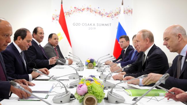 Президент РФ Владимир Путин и президент Арабской республики Египет Абдель Фаттах ас-Сиси во время встречи на полях Группы двадцати. 29 июня 2019 Президент РФ Владимир Путин и президент Арабской республики Египет Абдель Фаттах ас-Сиси во время встречи на полях Группы двадцати. 29 июня 2019