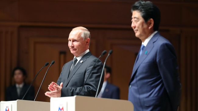 Президент РФ Владимир Путин и премьер-министр Японии Синдзо Абэ в Осаке. 29 июня 2019 Президент РФ Владимир Путин и премьер-министр Японии Синдзо Абэ в Осаке. 29 июня 2019