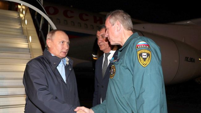 Президент РФ Владимир Путин и губернатор Иркутской области Сергей Левченко во время встречи в аэропорту Братска. 29 июня 2019 Президент РФ Владимир Путин и губернатор Иркутской области Сергей Левченко во время встречи в аэропорту Братска. 29 июня 2019