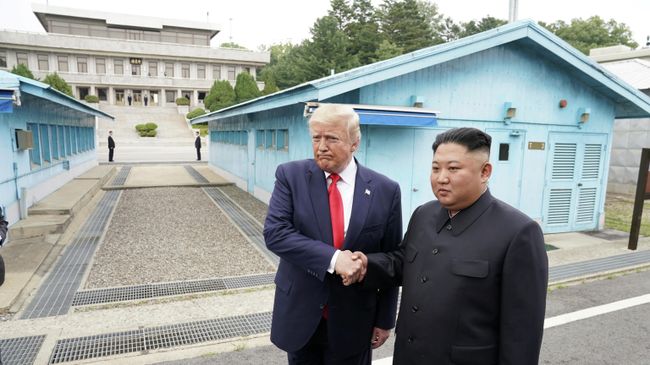 Президент США Дональд Трамп и северокорейский лидер Ким Чен Ын в демилитаризованной зоне, разделяющей две Кореи. 30 июня 2019 Президент США Дональд Трамп и северокорейский лидер Ким Чен Ын в демилитаризованной зоне, разделяющей две Кореи. 30 июня 2019