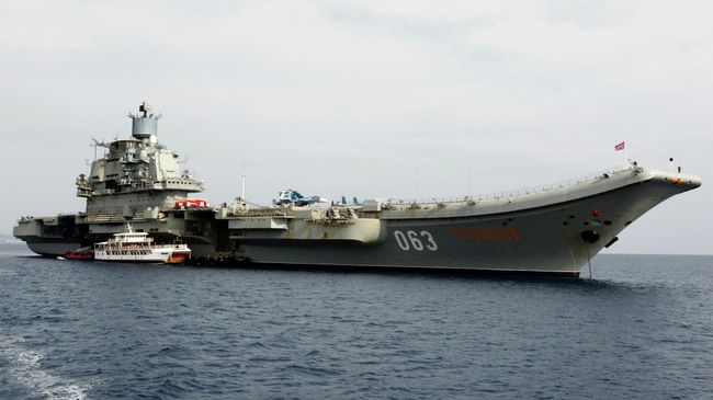 Российский авианосец Адмирал Кузнецов в кипрском порту Лимасол Российский авианосец Адмирал Кузнецов в кипрском порту Лимасол
