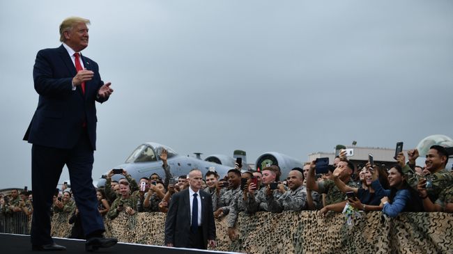 Президент США Дональд Трамп встречает военнослужащих США, дислоцированных в Южной Корее на авиабазе Осан
Президент США Дональд Трамп встречает военнослужащих США, дислоцированных в Южной Корее на авиабазе Осан