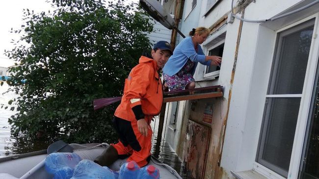 Сотрудники МЧС доставляют питьевую воду жителям подтопленного населенного пункта. 30 июня 2019 Сотрудники МЧС доставляют питьевую воду жителям подтопленного населенного пункта. 30 июня 2019