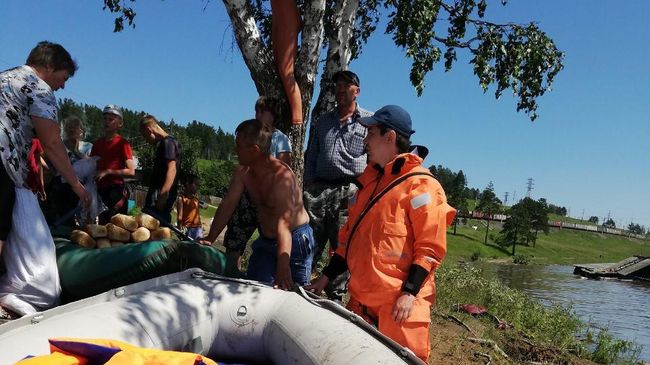 Сотрудники МЧС доставили хлеб и воду жителям подтопленного населенного пункта. 30 июня 2019 Сотрудники МЧС доставили хлеб и воду жителям подтопленного населенного пункта. 30 июня 2019