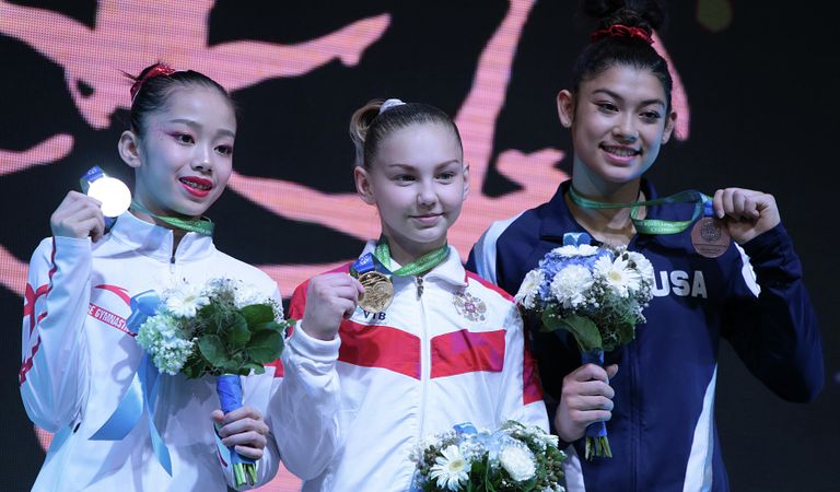 Елена Герасимова (по центру) 
