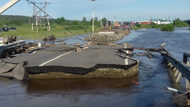 Разрушенная дорога в подтопленном городе Тулуне. 30 июня 2019 Разрушенная дорога в подтопленном городе Тулуне. 30 июня 2019
