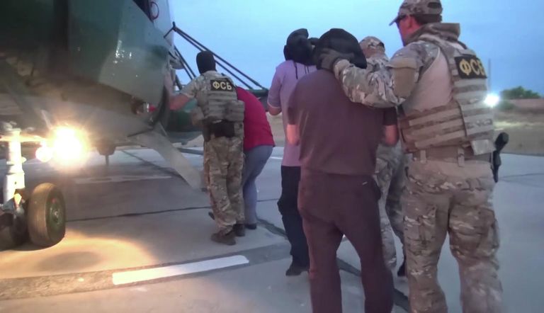 Конвоирование сотрудниками ФСБ РФ задержанных чиновников для отправки на вертолёте в Москву Конвоирование сотрудниками ФСБ РФ задержанных чиновников для отправки на вертолёте в Москву