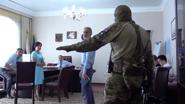 Задержание сотрудниками ФСБ РФ одного из дагестанских чиновников в его рабочем кабинете. 1 июля 2019 Задержание сотрудниками ФСБ РФ одного из дагестанских чиновников в его рабочем кабинете. 1 июля 2019