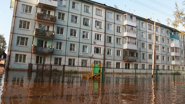 Жилой дом в подтопленном районе Тулуна Жилой дом в подтопленном районе Тулуна