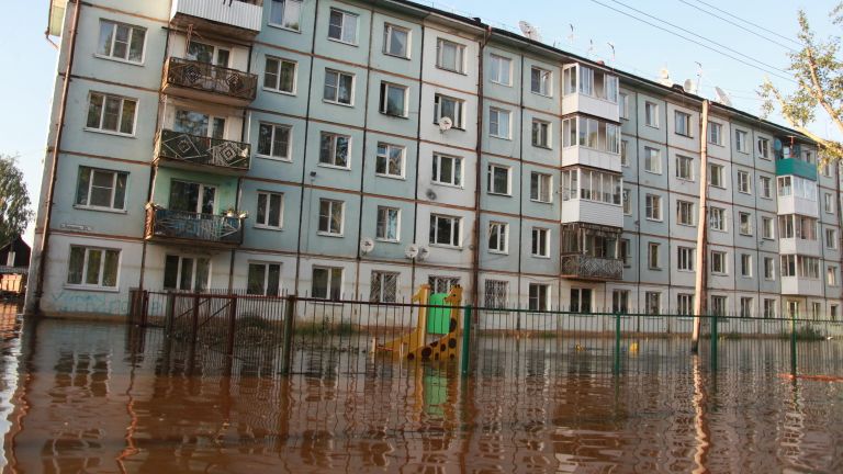 Жилой дом в подтопленном районе Тулуна Жилой дом в подтопленном районе Тулуна