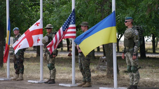 Военнослужащие Молдавии, Грузии, США и Украины во время торжественного построения на учениях Sea Breeze-2019 в Одессе, Украина