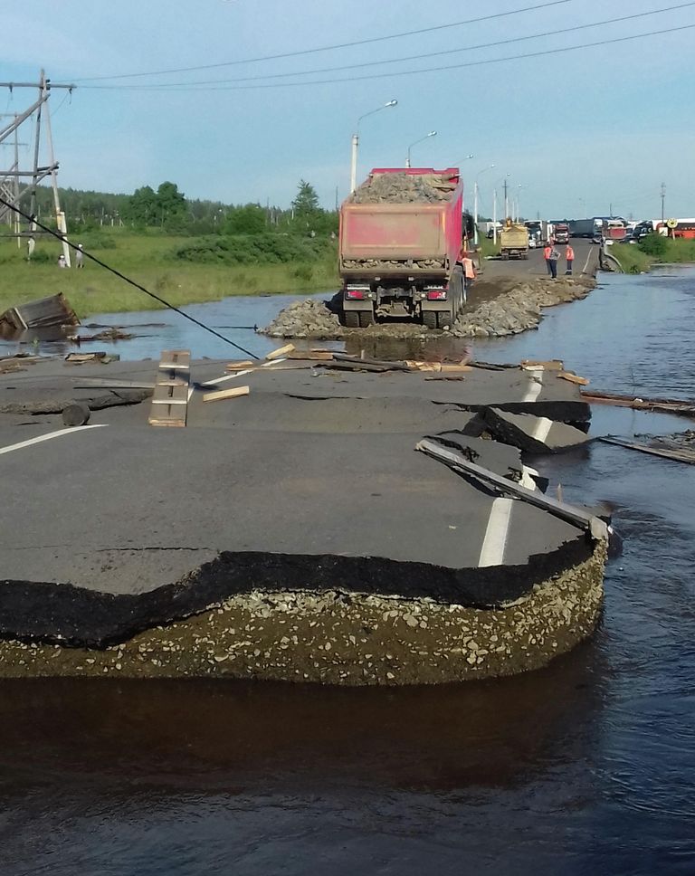 Самосвал насыпает щебень на разрушенном участке дороги в подтопленном городе Тулуне Иркутской области Самосвал насыпает щебень на разрушенном участке дороги в подтопленном городе Тулуне Иркутской области