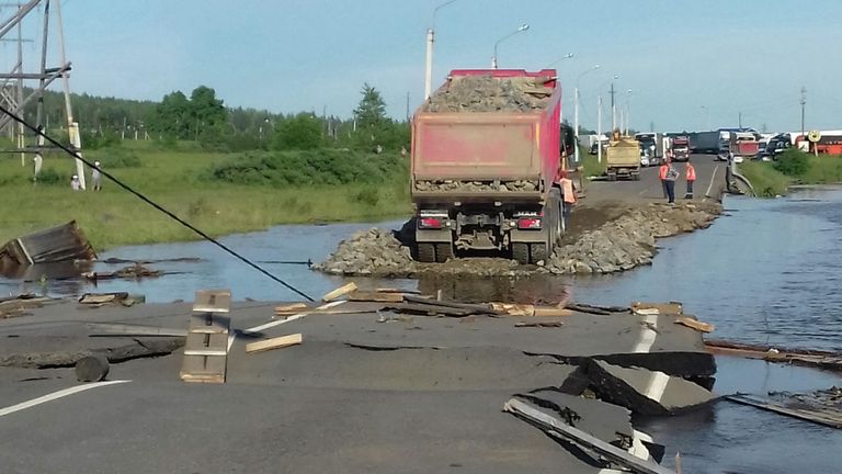 Самосвал насыпает щебень на разрушенном участке дороги в подтопленном городе Тулуне Иркутской области Самосвал насыпает щебень на разрушенном участке дороги в подтопленном городе Тулуне Иркутской области
