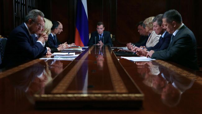 Премьер-министр РФ Д. Медведев провел совещание с вице-премьерами РФ Премьер-министр РФ Д. Медведев провел совещание с вице-премьерами РФ