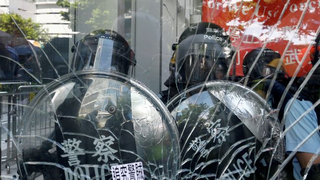 Полиция у здания Законодательного собрания в Гонконке Полиция у здания Законодательного собрания в Гонконке