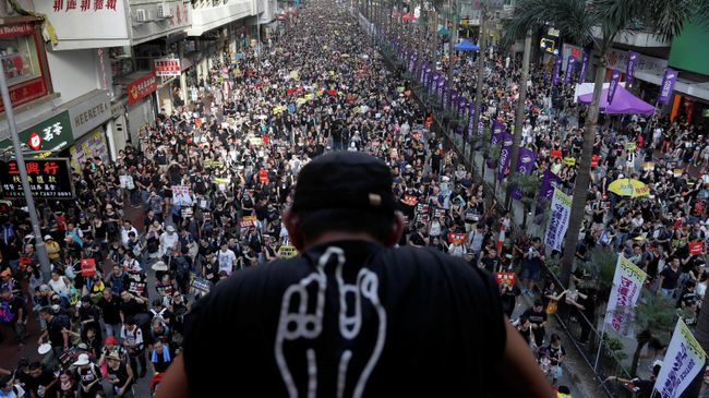 Участники акции протеста в Гонконге. 1 июля 2019 Участники акции протеста в Гонконге. 1 июля 2019