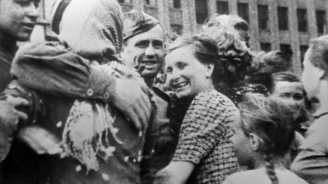 Жители Минска встречают советских воинов Жители Минска встречают советских воинов