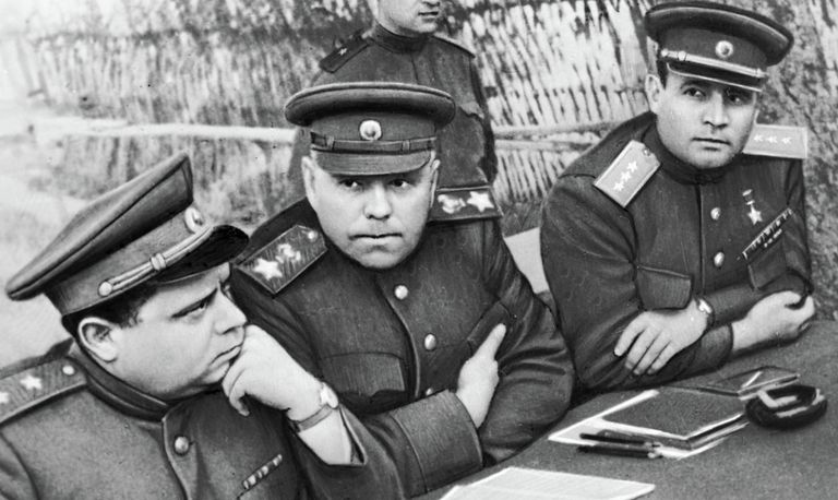 В дни операции Багратион. За столом (слева направо): В.Е. Макаров - бригадный комиссар, Александр Михайлович Василевский - начальника Генерального штаба, Иван Данилович Черняховский, генерал армии