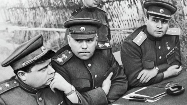 В дни операции Багратион. За столом (слева направо): В.Е. Макаров - бригадный комиссар, Александр Михайлович Василевский - начальника Генерального штаба, Иван Данилович Черняховский, генерал армии