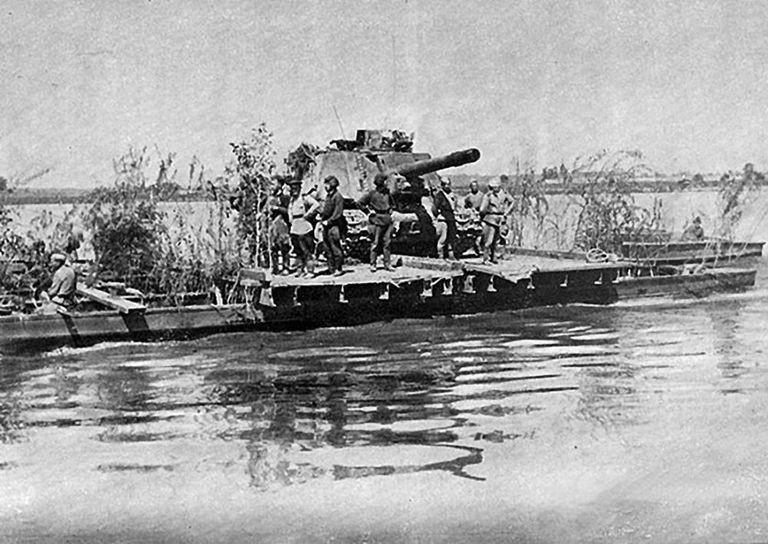 Река Висла. Переправа танков. 1944 г