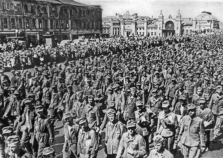 Немецких пленных солдат группы армий Центр проводят по Москве. 17 июля 1944 г