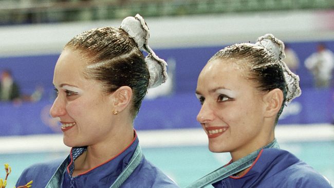 Спортсменки Ольга Брусникина и Мария Киселева, завоевавшие 1-е место в соревнованиях по синхронному плаванию на XXVII летней Олимпиаде в Сиднее Спортсменки Ольга Брусникина и Мария Киселева, завоевавшие 1-е место в соревнованиях по синхронному плаванию на XXVII летней Олимпиаде в Сиднее