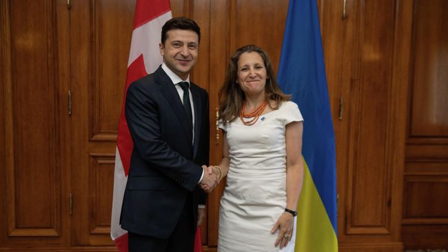 Президент Украины Владимир Зеленский и глава МИД Канады Христя Фриланд во время встречи в Торонто. 2 июля 2019 Президент Украины Владимир Зеленский и глава МИД Канады Христя Фриланд во время встречи в Торонто. 2 июля 2019