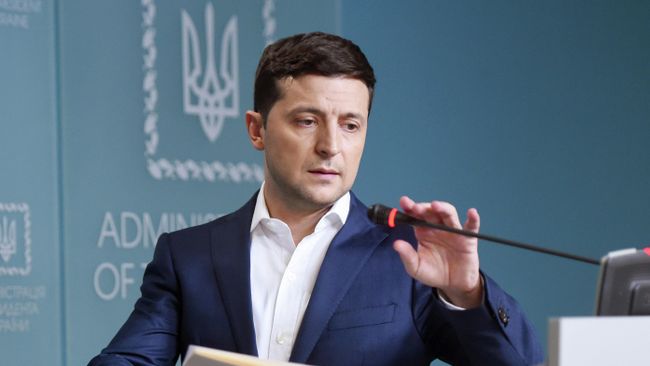 Президент Украины Владимир Зеленский во время брифинга в Киеве Президент Украины Владимир Зеленский во время брифинга в Киеве