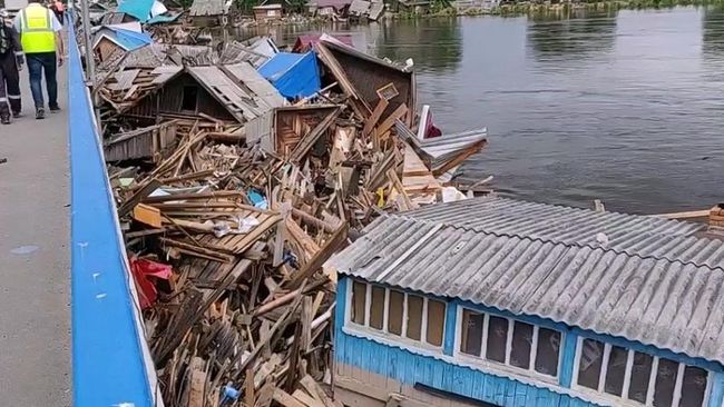 Затор из жилых домов возле моста через федеральную трассу Сибирь в городе Тулун в Иркутской области Затор из жилых домов возле моста через федеральную трассу Сибирь в городе Тулун в Иркутской области
