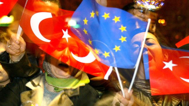 Люди с флагами Турции и ЕС в Стамбуле Люди с флагами Турции и ЕС в Стамбуле