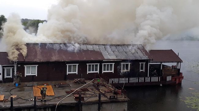 Пожар на дебаркадере на набережной в Нижнем Новгороде. 3 июля 2019 Пожар на дебаркадере на набережной в Нижнем Новгороде. 3 июля 2019