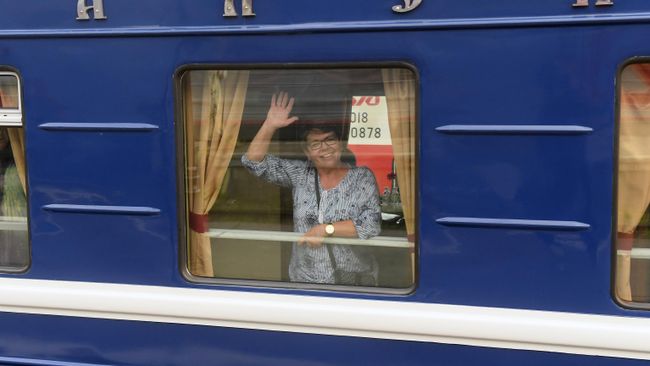 Пассажирка в вагоне туристического поезда класса люкс Императорская Россия, который отправляется в путешествие по Транссибирской магистрали