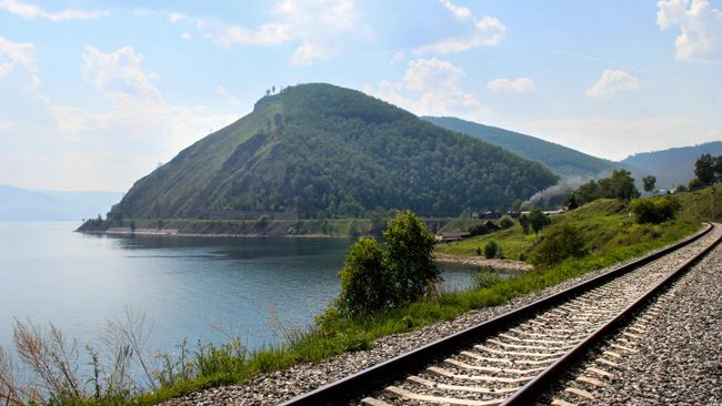 Участок железной дороги по берегу озера Байкал