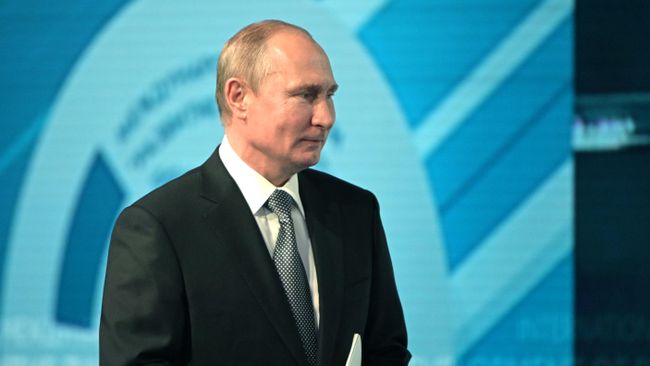 Владимир Путин после выступления на втором Международном форуме Развитие парламентаризма. 3 июля 2019 Владимир Путин после выступления на втором Международном форуме Развитие парламентаризма. 3 июля 2019