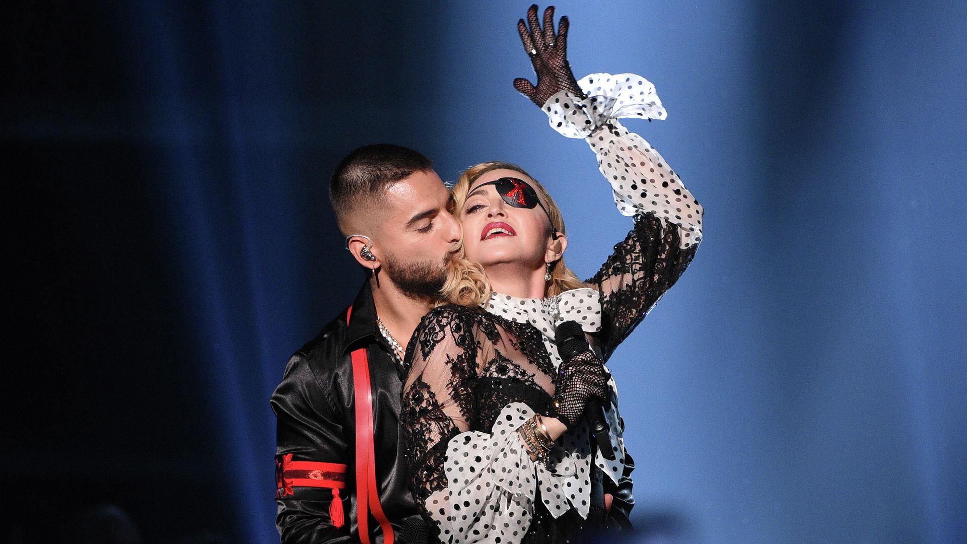 Певец Малума целует Мадонну на Billboard Music Awards в Лас-Вегасе Певец Малума целует Мадонну на Billboard Music Awards в Лас-Вегасе - РИА Новости, 1920, 08.03.2020