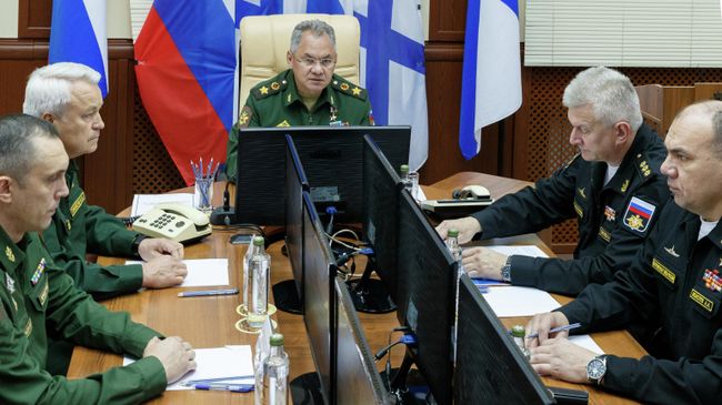 Министр обороны России Сергей Шойгу во время совещания с членами комиссии по установлению причин инцидента на глубоководном аппарате в Североморске Министр обороны России Сергей Шойгу во время совещания с членами комиссии по установлению причин инцидента на глубоководном аппарате в Североморске