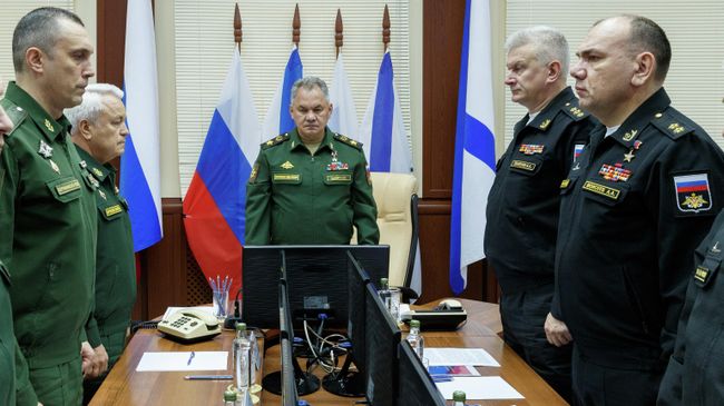 Министр обороны России Сергей Шойгу во время совещания с членами комиссии по установлению причин инцидента на глубоководном аппарате в Североморске Министр обороны России Сергей Шойгу во время совещания с членами комиссии по установлению причин инцидента на глубоководном аппарате в Североморске