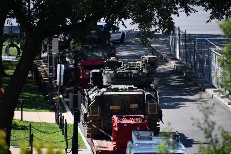 Бронемашины Брэдли рядом с мемориалом Авраама Линкольна в центре Вашингтона накануне празднования Дня независимости США Бронемашины Брэдли рядом с мемориалом Авраама Линкольна в центре Вашингтона накануне празднования Дня независимости США